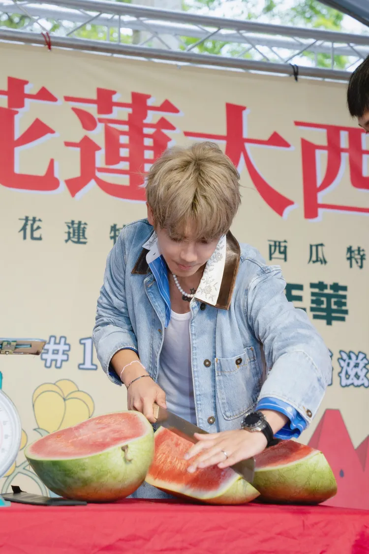 鼓鼓親自剖西瓜。相信音樂提供