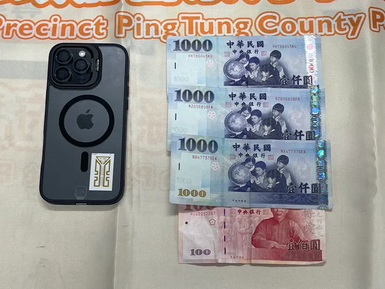 警方起出贓款與高價手機。翻攝畫面