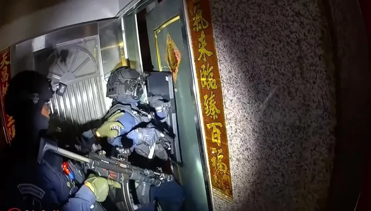 警方22日攻堅，逮捕鄭嫌等人。翻攝畫面