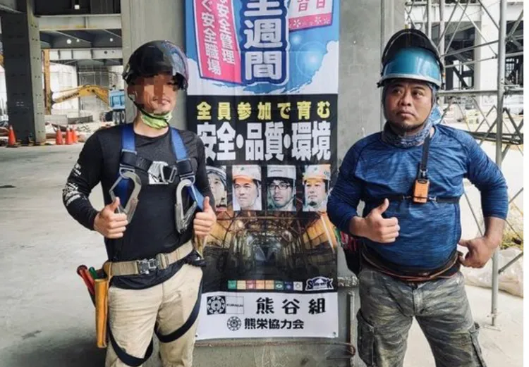 巴大雄（右）跟友人在工地的合照。東南美娛樂提供