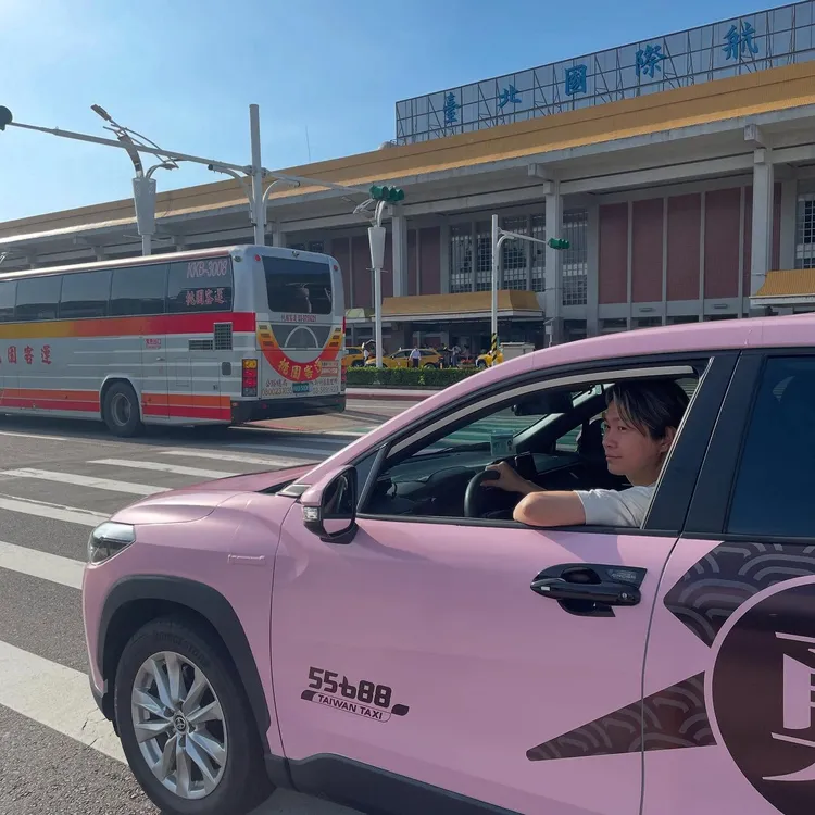 黃少谷曝光新「粉紅車超跑」向媽祖致敬。翻攝自黃少谷臉書