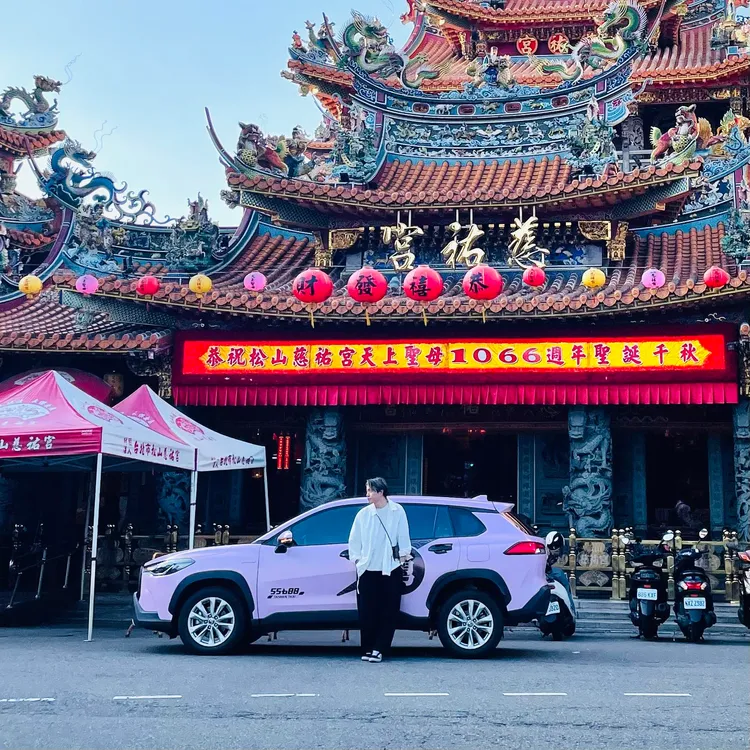 黃少谷日前曝光「粉紅車超跑」在松山慈祐宮前的照片。翻攝自黃少谷臉書
