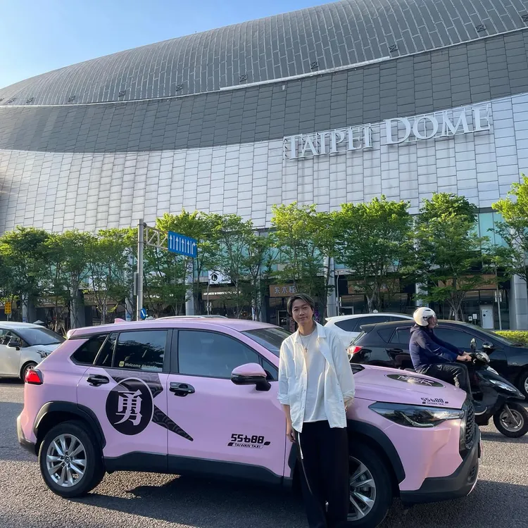 黃少谷曝光新「粉紅車超跑」向媽祖致敬。翻攝自黃少谷臉書