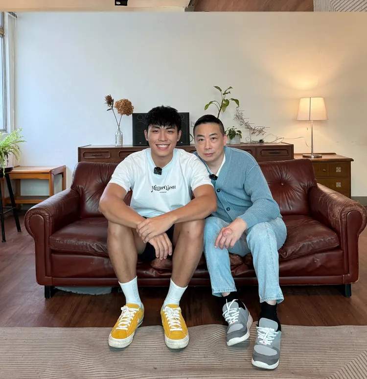 王ADEN（左）與爸爸首次演出MV，父子倆還事先一起上表演課培訓。愛騰音樂有限公司提供