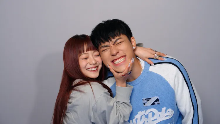 王ADEN（右）飾演爸爸年輕時，與女主角重現父母相識到相守的過程。愛騰音樂有限公司提供