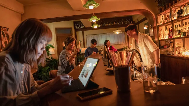 1_《喝酒吧！笨蛋》金獎陣容呈現微醺愛情輕喜劇。逆光電影提供