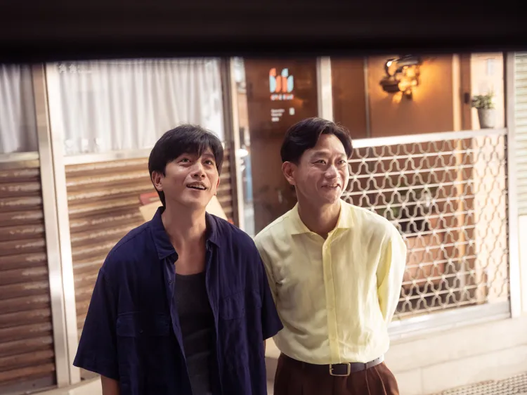 戲裡莫子儀（左）因意外失去嗅覺跌入低谷，老友陳家逵邀請重返吧檯。逆光電影提供