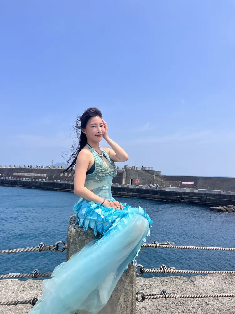 張家瑋海邊扮美人魚，辣翻全場。民視提供