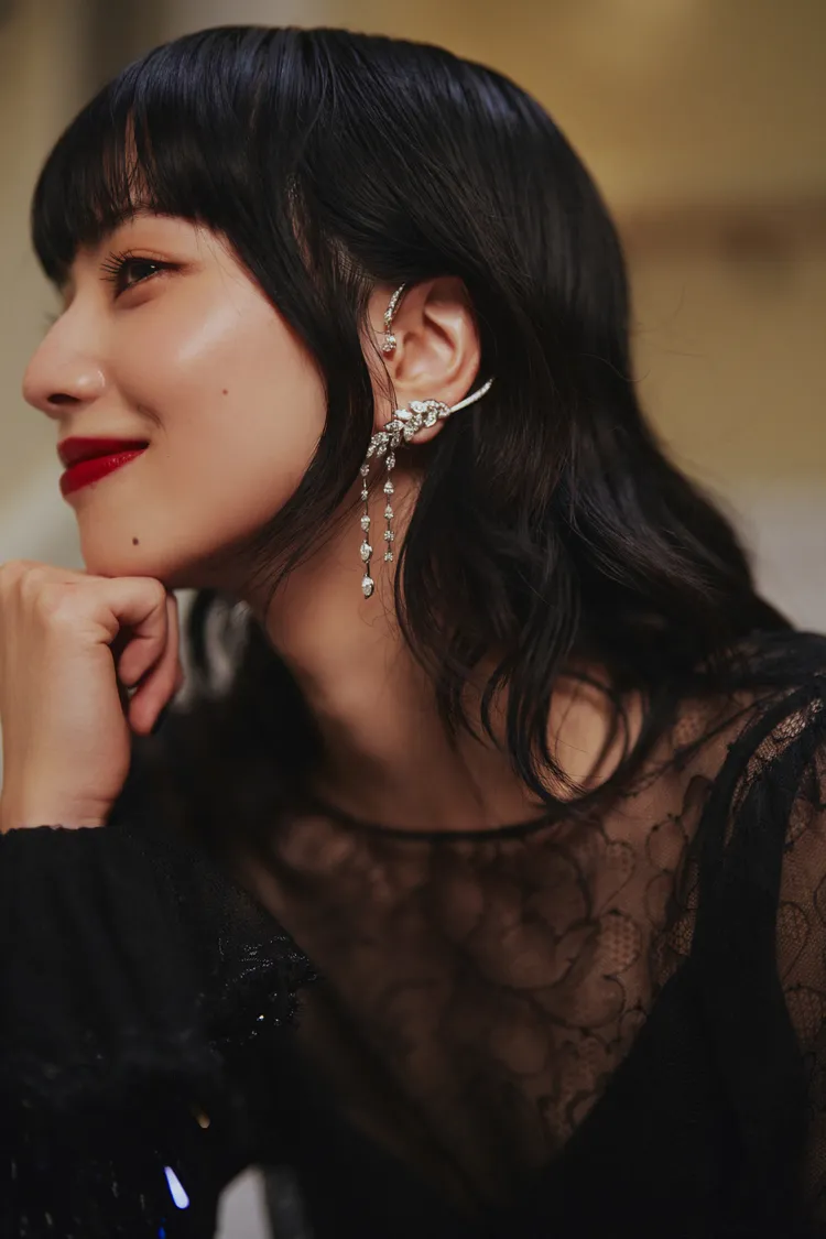 小松菜奈戴上香奈兒珠寶。品牌提供