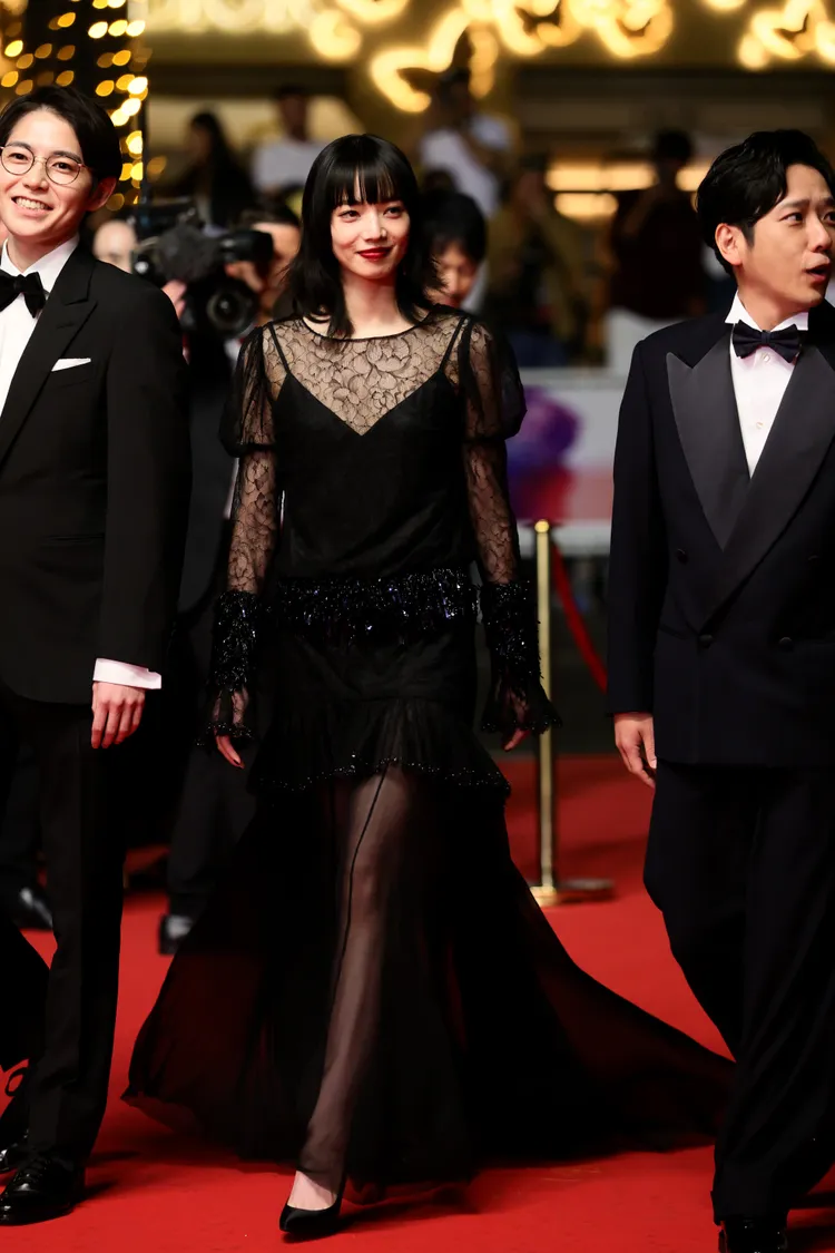 小松菜奈現身坎城影展散發仙氣氣場。品牌提供