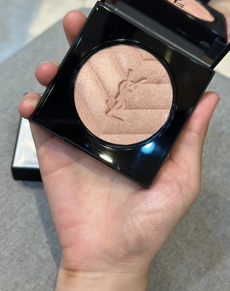 YSL全新恆久完美立體高光餅#03透膚玫瑰，各2950元。張家玲攝