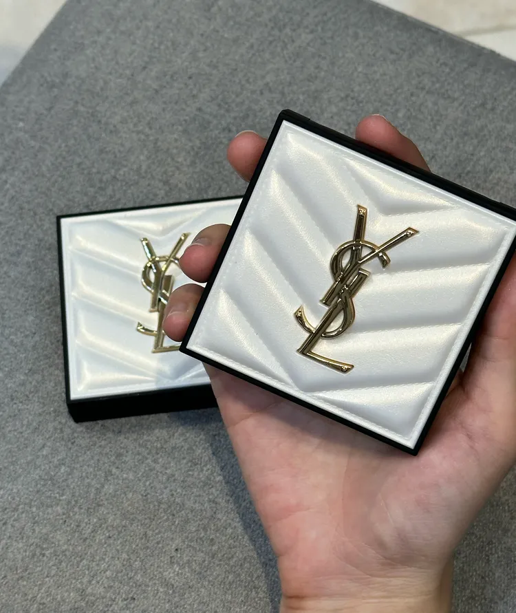 YSL全新恆久完美立體高光餅外殼也極具質感。張家玲攝