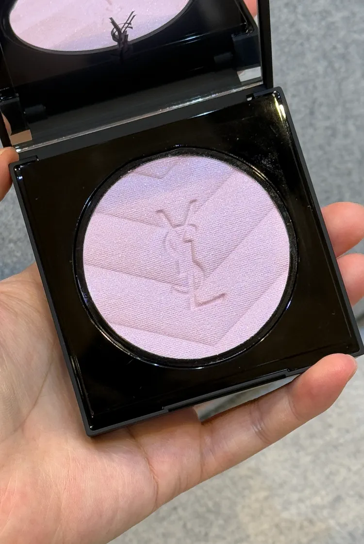 YSL全新恆久完美立體高光餅#69幻境薰紫，各2950元。張家玲攝