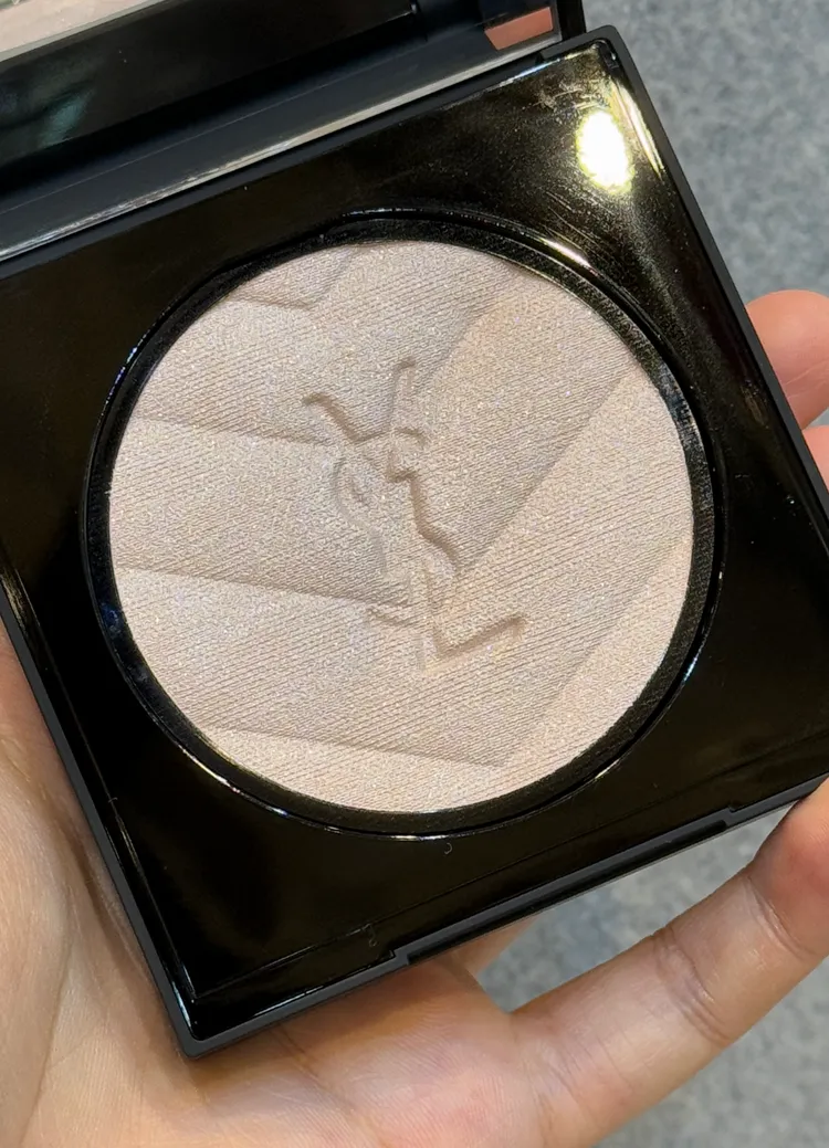 YSL全新恆久完美立體高光餅#01任性裸光，各2950元。張家玲攝
