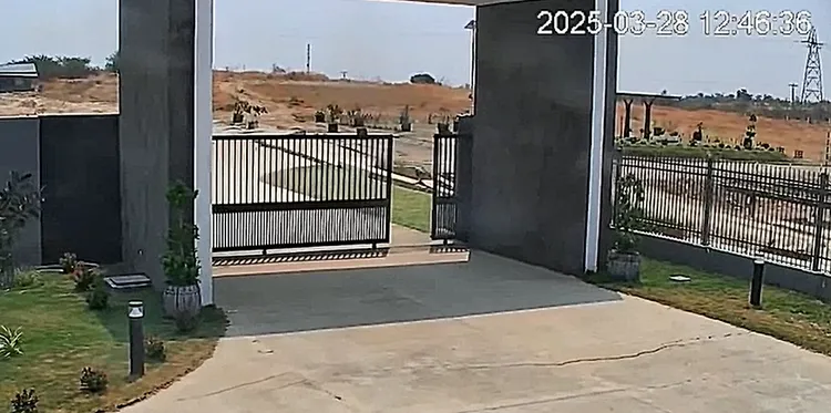 監視器畫面拍到緬甸大地震時地表位移的畫面。翻攝Facebook/Htin Aung