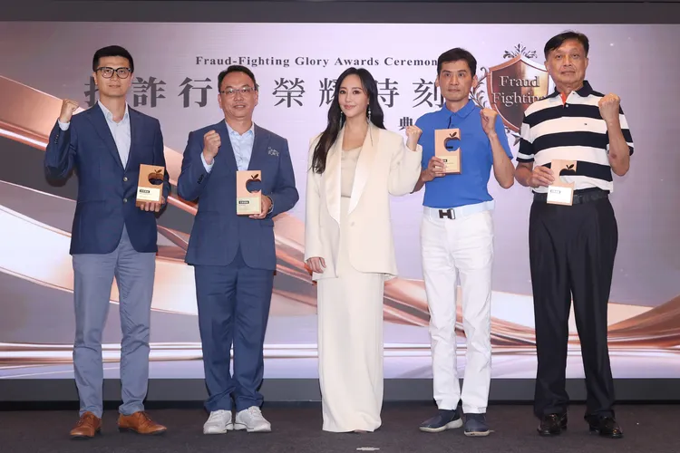 關穎頒發獎項。彭欣偉攝