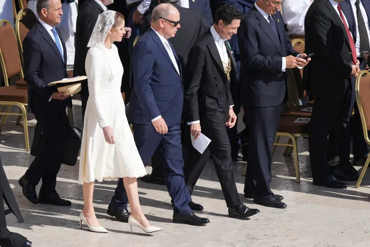 摩納哥王妃也穿著白色服裝觀禮。美聯社