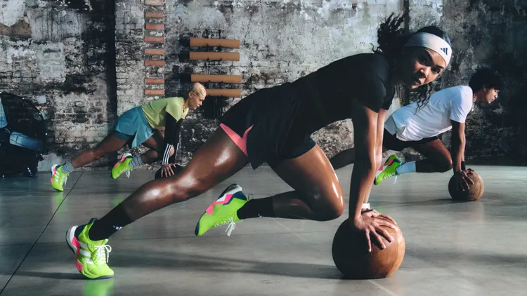 RAPIDMOVE ADV 2綜合訓練鞋，採用全新閃電型抗扭TORSION系統，穩定性顯著提升。品牌提供