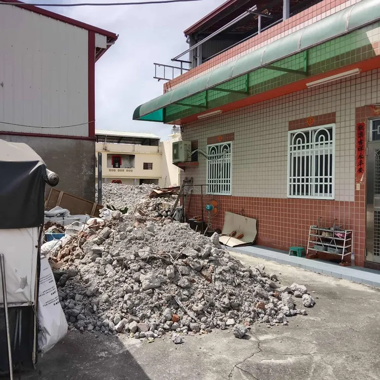 住戶指控建商隨意棄置廢棄物，建商表示只是現場分先類再依規定清運。資料照片