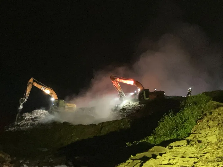 出動怪手現場開挖。新竹縣消防局提供