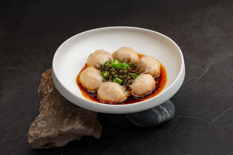 桃泉中餐廳為鮪魚祭獨家推出「黑鮪魚紅油炒手」。業者提供