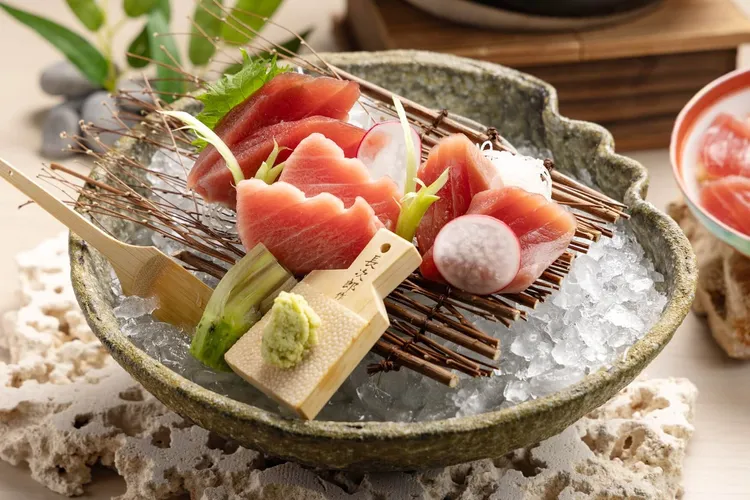日本料理飛翔鮪魚刺身三部位拼盤。業者提供