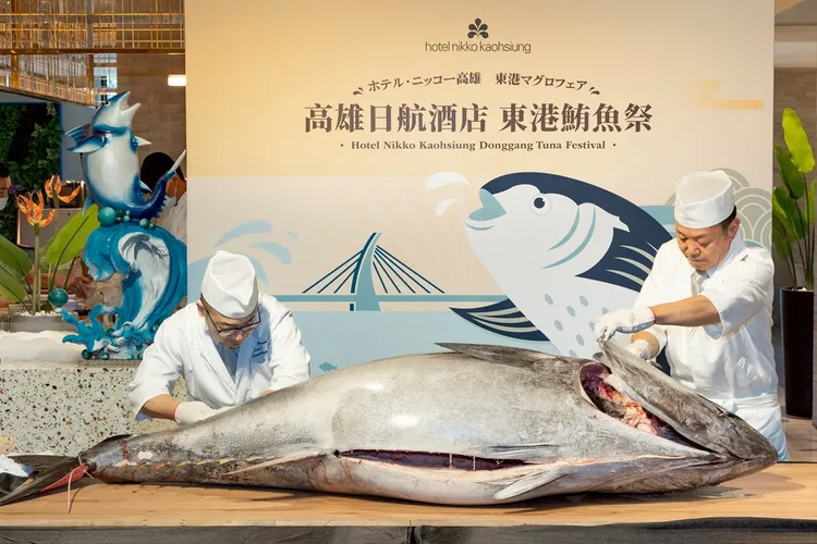 高雄日航酒店「東港鮪魚祭」今(16)日開幕，由日本料理「飛翔」總料理長瀨戶本秀人(左)、壽司料理長長瀨剛(右)聯手進行黑鮪魚解體秀。業者提供