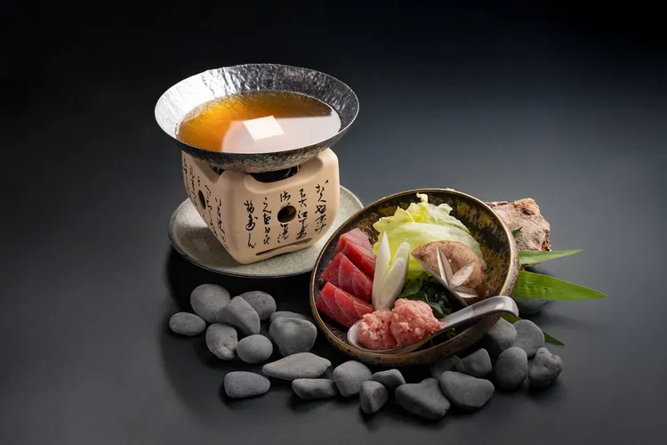 日本料理飛翔傳承正統日料，獻上源自江戶時代的傳統料理「柚香蔥鮪鍋」。業者提供