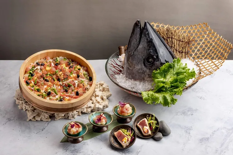 SERENA全日餐廳獻上鮪魚干貝沙拉、鮪魚什錦散壽司等鮪魚主題料理無限量供應。業者提供