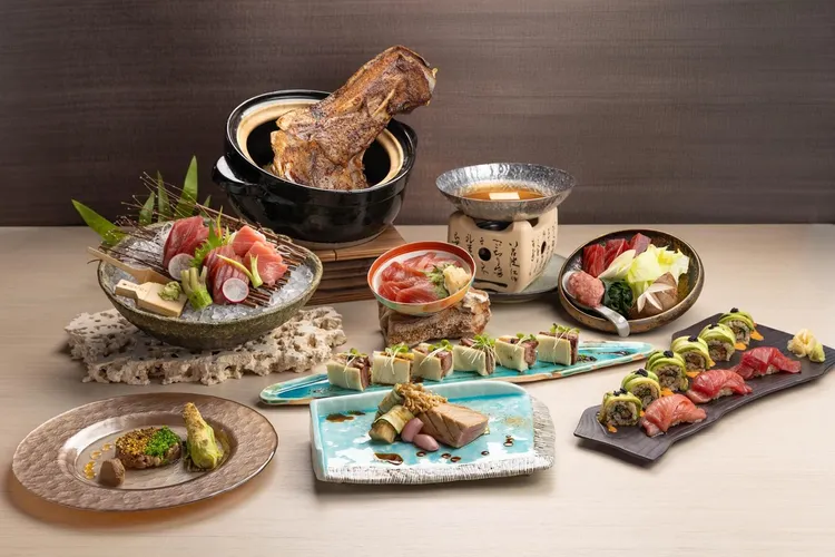 日本料理飛翔由瀨戶本總料理長結合刺身、壽司與鍋物等多道經典料理，展現職人精神與本地漁獲的美味交會。業者提供