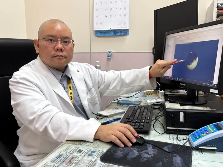 泌尿科主任黃品叡說，檢查時在患者尿道口2公分處發現布滿了0.5公分腫瘤，延伸至少4公分。大甲李綜合醫院提供
