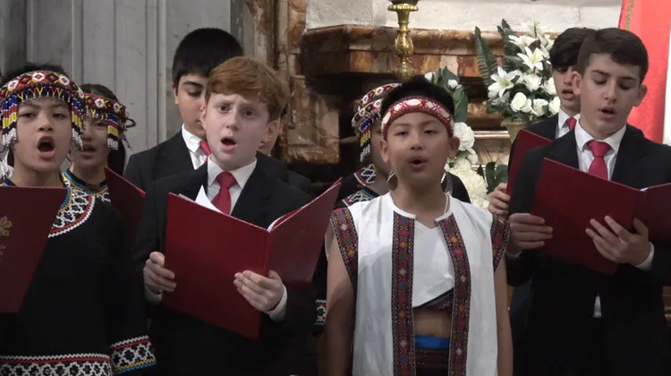 台灣原住民與義大利孩童並肩在羅馬教堂演唱聖歌，罕見場景讓數百位觀眾直呼感動。 中央社