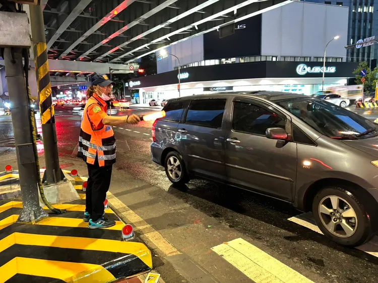 每個交通尖峰、大型活動，甚至是災害現場都能看到義交身影。翻攝畫面