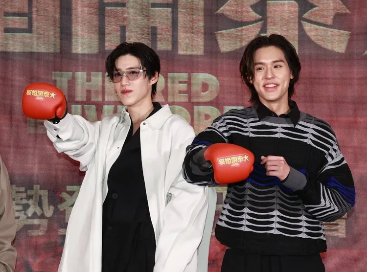 《冥婚鬧泰大》有泰拳場面，Billkin（右）、PP戴著拳擊手套祈求票房大賣。攝影中心攝