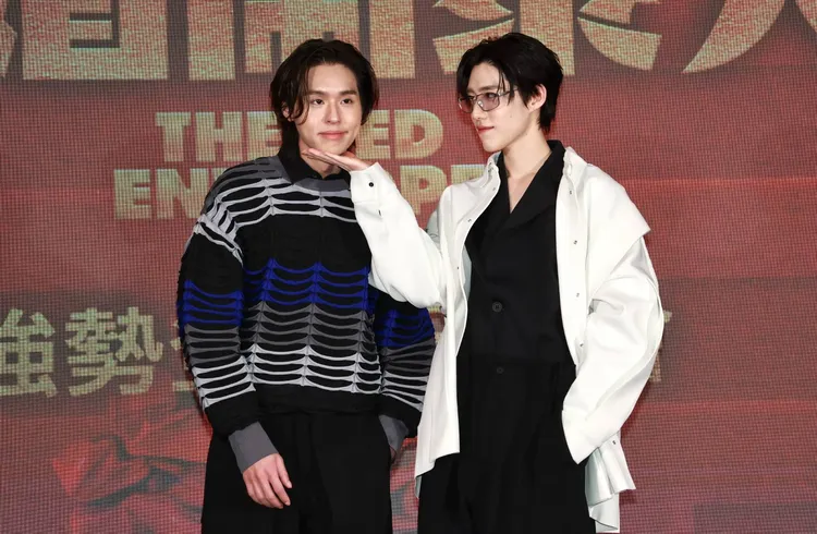 PP（右）甜蜜捧著Billkin的臉頰。攝影中心攝