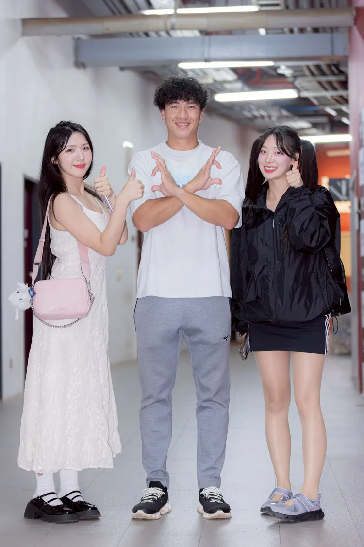 林立隊長和禹洙漢（右一）、廉世彬合影，比心落單。樂天桃猿提供