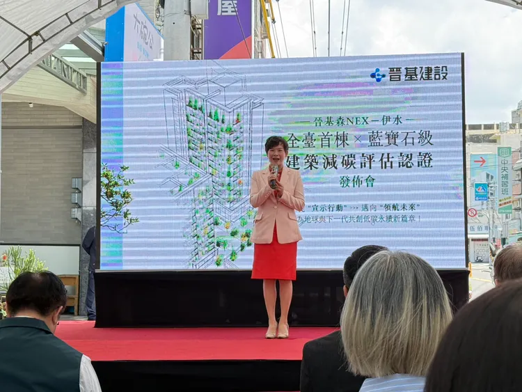 晉基建設董事長廖淑芬說明建案特色。葉家銘攝