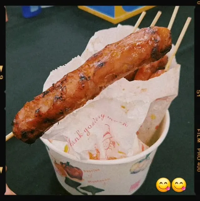 J-HOPE貼出烤香腸影片，看來非常合胃口。翻攝J-HOPE IG