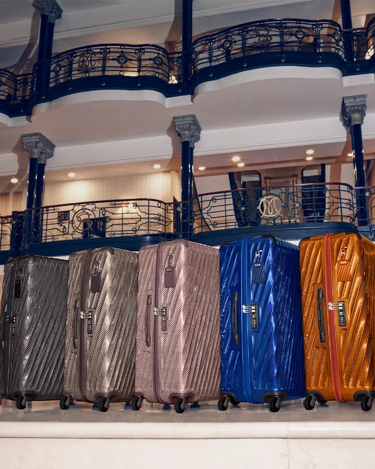TUMI 19Degree Lite系列長程托運行李箱，各4萬2800元。品牌提供