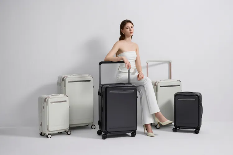 萬國通路Vista KK75系列以平面設計搭配長型LOGO金屬條。品牌提供