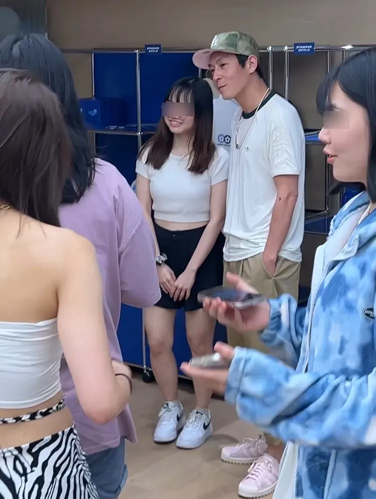 陳冠希在新開幕咖啡廳CAFEAO與粉絲合照。特勤中心攝