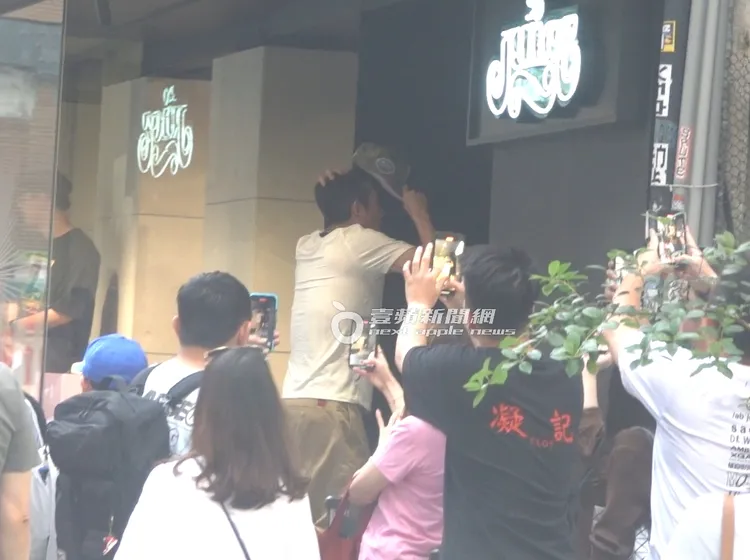 陳冠希來到東區潮流服飾店JUICE，外面早已排了長長人龍。特勤中心攝