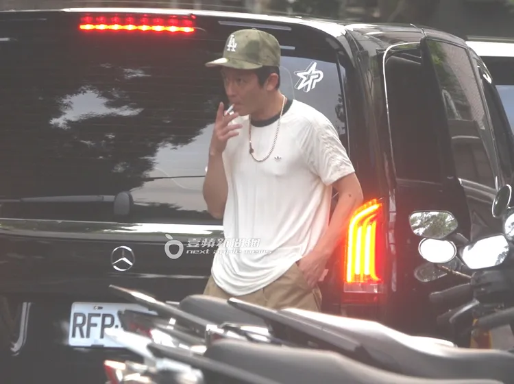 陳冠希走出咖啡廳點起一支香菸。特勤中心攝