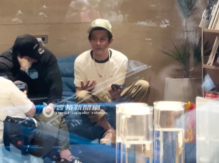 陳冠希與好友坐在咖啡廳藍色Togo沙發上聊天。特勤中心攝