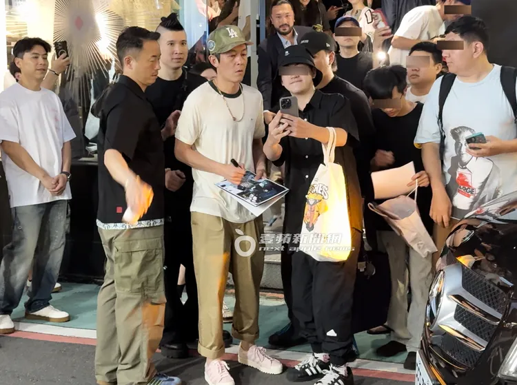 活動結束後，陳冠希走出店外與粉絲合照。特勤中心攝