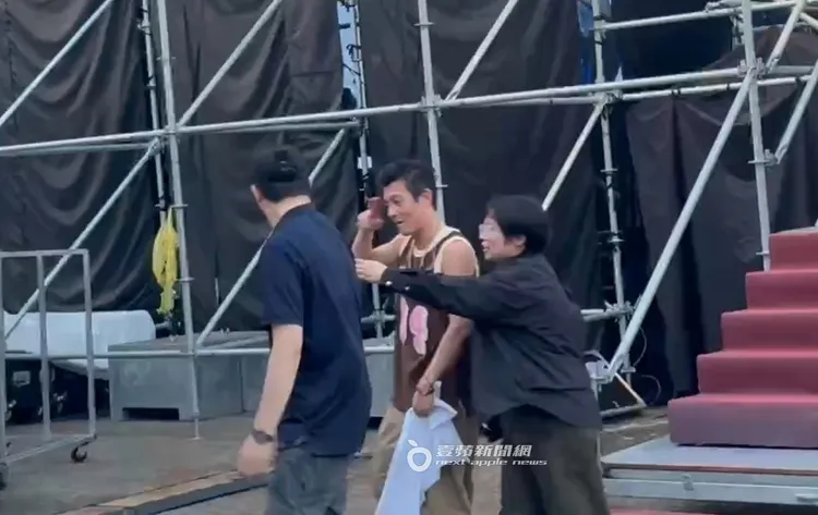 陳冠希向鼓掌的大家敬禮。特勤中心攝