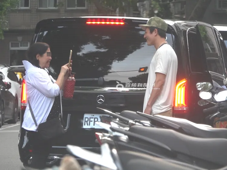 陳冠希菸抽沒幾口被師奶認出，露出笑容讓對方拍照。特勤中心攝