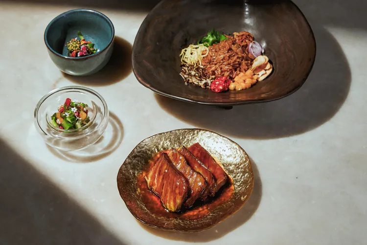 全台首間以法式料理融合泰菜經典風味的COAST廚師團隊精彩演繹主菜-牛小排、阿稼、南拷饕，品味交織著異國風情的極致饗宴。麗晶精品提供