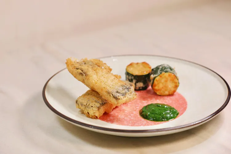 Golden全新菜色—椒鹽鰻魚天婦羅、魚露醬、綜合香草，以截然不同的風味技法拓展品味美食的想像空間。麗晶精品提供