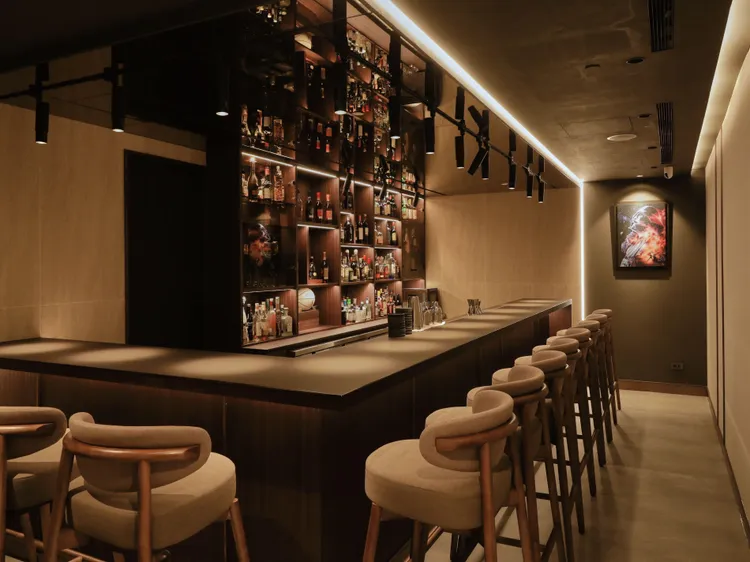 米其林一星Impromptu餐廳旗下酒吧-Bar Impromptu，隱密而精巧的空間僅規劃11個座位，為城市中最獨特、溫暖而放鬆的私密空間。麗晶精品提供